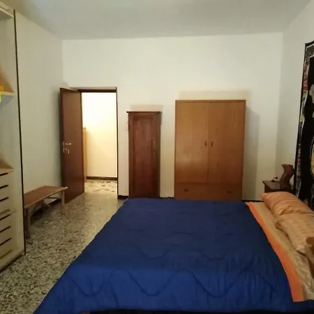 לינה וארוחת בוקר Colors House